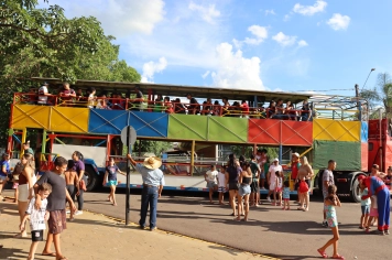 Foto - NATAL DAS CRIANÇAS - ARCO-ÍRIS