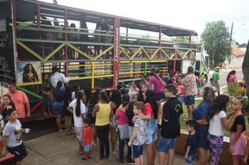 Foto - CARRETA IMPÉRIO, APRESENTAÇÃO DA BANDA MUNICIPAL E A DISTRIBUIÇÃO DO BOLO