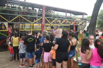 Foto - CARRETA IMPÉRIO, APRESENTAÇÃO DA BANDA MUNICIPAL E A DISTRIBUIÇÃO DO BOLO